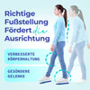 Frau in blauer Kleidung demonstriert verbesserte Körperhaltung durch richtige Fußstellung mit Einlegesohlen. Text: Richtige Fußstellung fördert die Ausrichtung – verbesserte Körperhaltung, gesündere Gelenke.