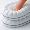 Ultraweiche Alpensohle SoftSoles Einlegesohle mit tiefer Druckentlastung – Finger drückt in die gepolsterte Fersenzone für maximalen Komfort